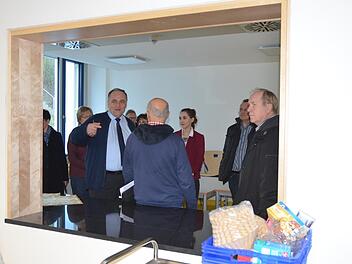Schulleiter Klaus Reisenweber führt die Mitglieder des Kreis-Schulausschusses durch die Realschule Co II, die zurzeit saniert wird. Foto: Rainer Lutz