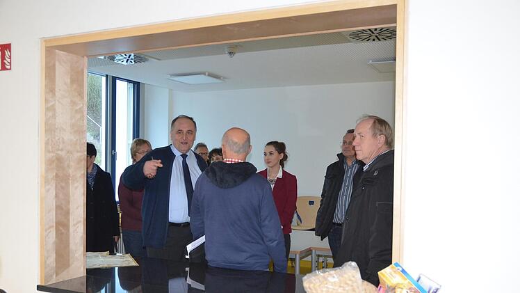 Schulleiter Klaus Reisenweber führt die Mitglieder des Kreis-Schulausschusses durch die Realschule Co II, die zurzeit saniert wird. Foto: Rainer Lutz