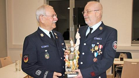 Zwei Urgesteine der Kronacher Feuerwehr: Hans Hutzl und Friedrich Schedel wurden für 60 beziehungsweise 50 Jahre Feuerwehrdienst ausgezeichnet.