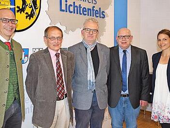 Bei der Verabschiedung (von links): Landrat Christian Mei&szlig;ner, Rudolf Ruckdeschel, Heribert Lempetzeder, Dieter Kratzert und Sandra Claus vom Personalrat Foto: Heidi Bauer/LRA