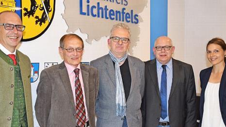 Bei der Verabschiedung (von links): Landrat Christian Mei&szlig;ner, Rudolf Ruckdeschel, Heribert Lempetzeder, Dieter Kratzert und Sandra Claus vom Personalrat Foto: Heidi Bauer/LRA