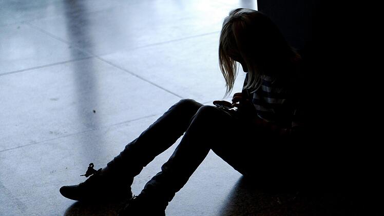 Die neunjährige Jule leidet an regelmäßigen Schreiattacken. Mittlerweile lebt sie bei ihrer sechsten Pflegefamilie. Doch ihre neuen Pflegeeltern wollen das Mädchen auf keinen Fall aufgeben. Symbolfoto: Britta Pedersen/dpa