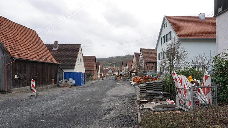 Die Salzforststraße in Schmalwasser wird saniert. Die Anlieger werden  bis Ende des Jahres einige Unannehmlichkeiten in Kauf nehmen müssen.  Foto: Marion Eckert