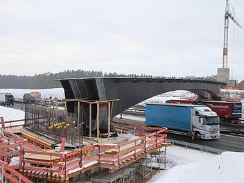 So entsteht eine moderne Autobahnbrücke. Der Stahlüberbau wird zwischen Buchfeld und Elsendorf auf den Widerlagern verankert, anschließend wird die Fahrbahn aufgebaut.  Fotos: Andreas Dorsch