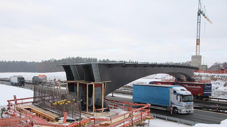 So entsteht eine moderne Autobahnbrücke. Der Stahlüberbau wird zwischen Buchfeld und Elsendorf auf den Widerlagern verankert, anschließend wird die Fahrbahn aufgebaut.  Fotos: Andreas Dorsch