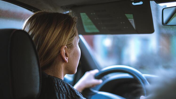 Seniorin beim Ausparken &uuml;bersehen - 84-j&auml;hrige Frau schwer verletzt