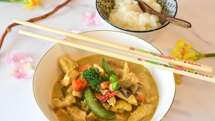 Ein leckeres Curry mit Reis und Gemüse kannst du einfach auch selber machen.
