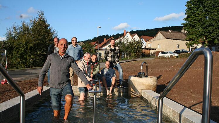 Allen voran kneippt Bürgermeister Gerd Kleinhenz, dahinter Gerwin Kellermann und das Kernteam Wassertretbecken. Foto: Gabriele Sell