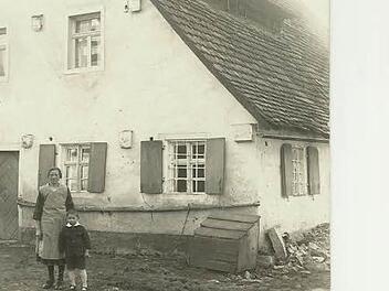 Kunigunde Schmidt mit Sohn Johann, die letzten Bewohner des Hauses (Reinhold Schmidts Großmutter und Vater, als er noch ein Kind war)