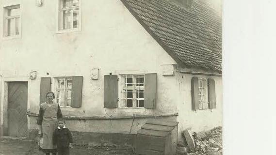 Kunigunde Schmidt mit Sohn Johann, die letzten Bewohner des Hauses (Reinhold Schmidts Großmutter und Vater, als er noch ein Kind war)