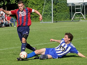 Der Ausfall von Thorsten Schlereth (links) trifft den FC Augsfeld sehr.