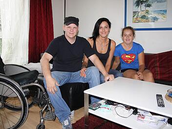Auf Wohnungssuche: Christian Feeß, Nicole Raithel und Tochter Leonie leben zurzeit in Christians Junggesellenbude auf 65 Quadratmetern. Fotos: Verena Pohl