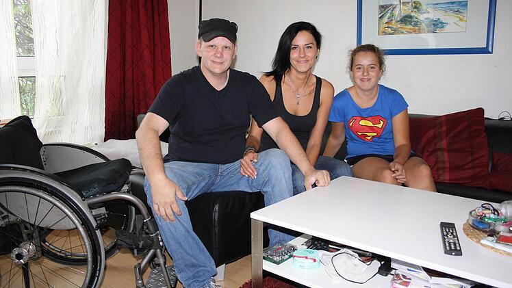 Auf Wohnungssuche: Christian Feeß, Nicole Raithel und Tochter Leonie leben zurzeit in Christians Junggesellenbude auf 65 Quadratmetern. Fotos: Verena Pohl