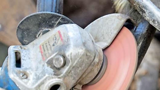 Ein Schleifgerät und mehrere Lackierpistolen, die er seinem Arbeitgeber gestohlen hatte, verkaufte ein 37-jähriger Mann bei ebey. Dafür wurde er jetzt am Amtsbericht Kulmbach verurteilt. Foto: Symbolbild/dpa-Bildfunk