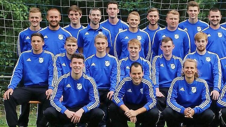 Da war wohl niemand für Julia dabei: Manch Spieler des FC Dormitz habe zwar seine Fühler nach der Tochter des Spielleiters (r.) ausgestreckt, allerdings ohne nachweisbaren Erfolg. Foto: FC Dormitz