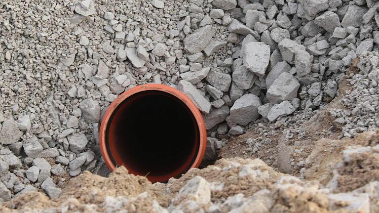 Die Druckleitung von Neuensorg nach Marktleugast kostet rund 900 000 Euro. Symbolfoto: Josef Hofbauer