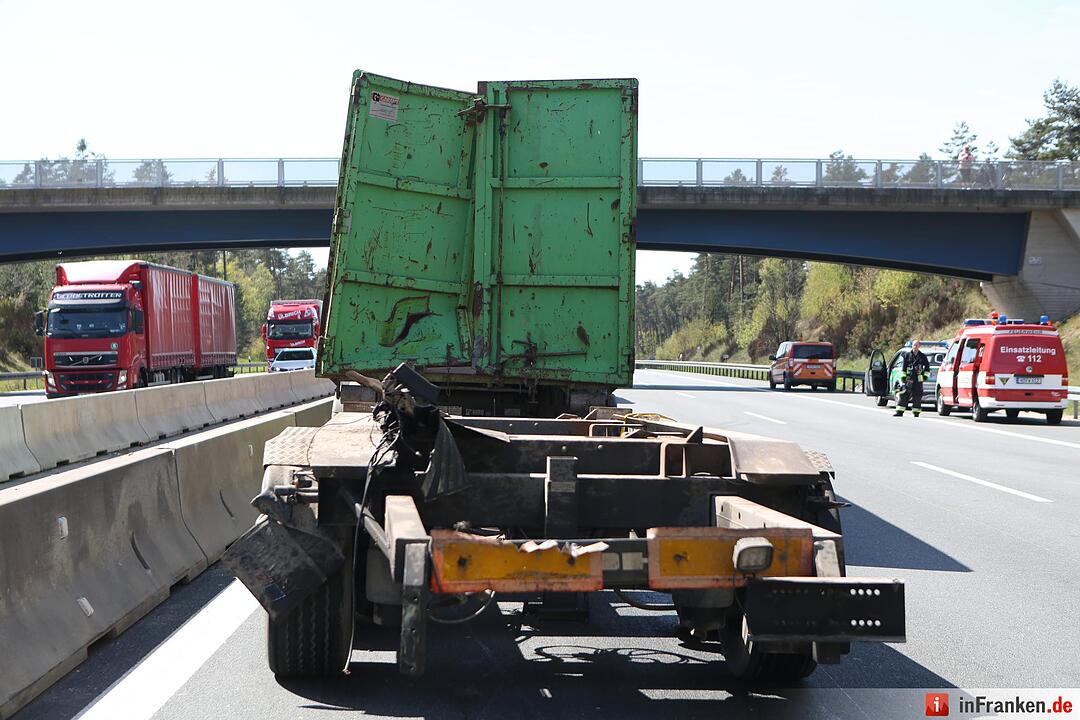 Nürnberg: Lkw-Fahrer verletzt - Container blockiert die A6