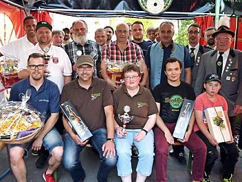 Die erfolgreichsten Teilnehmerinnen und Teilnehmer der Ortsmeisterschaften wurden f&uuml;r ihre Zielsicherheit mit Pokalen und Sachpreisen belohnt. Foto: Dieter Radziej