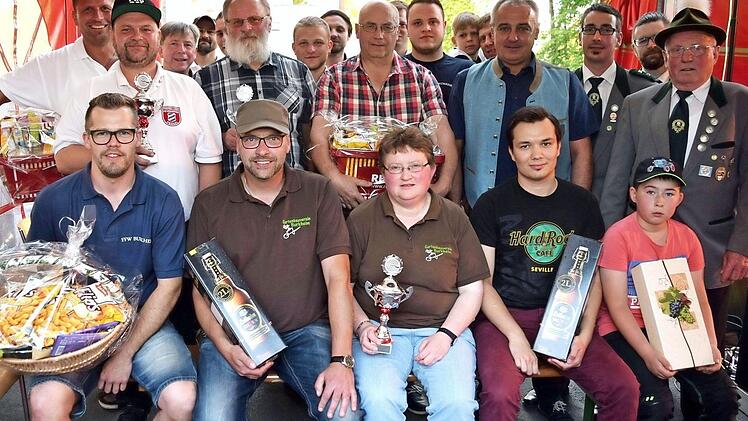 Die erfolgreichsten Teilnehmerinnen und Teilnehmer der Ortsmeisterschaften wurden f&uuml;r ihre Zielsicherheit mit Pokalen und Sachpreisen belohnt. Foto: Dieter Radziej