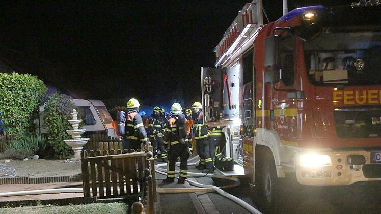 Am frühen Donnerstagmorgen stand ein Wohnhaus im Kreis Coburg in Flammen. Derzeit ist das Haus unbewohnbar. Foto: Michael Stelzner