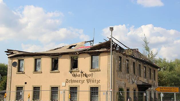 2013 hat es im Gasthof "Schwarze Pfütze" gebrannt. Seitdem verfällt das Gebäude zusehends. Demnächst wird das marode Obergeschoss abgerissen.Archiv/Heike Beudert