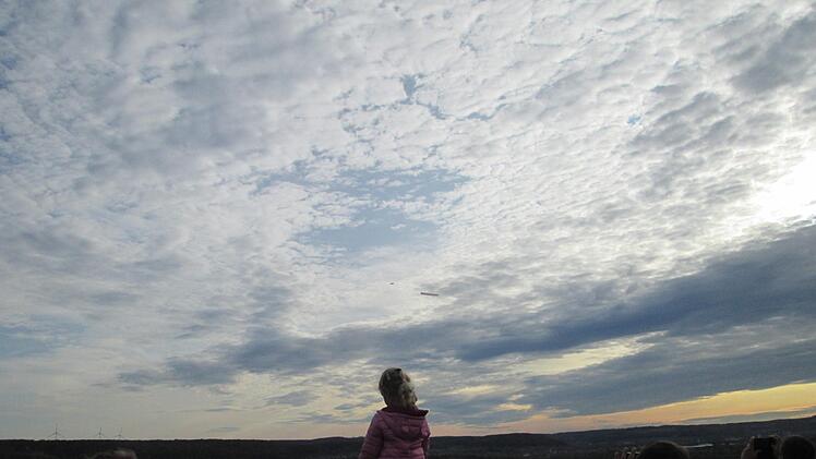 Unter den Wolken, aber hoch oben zog der Privatflieger aus Bad Kissingen mit dem Protestbanner seine Kreise. Winfried Ehling