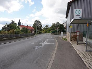 Die Ortsdurchfahrt von Mitgenfeld ist eine Kreisstraße. Die Oberflächenerneuerung soll noch in diesem Jahr durch den Landkreis erfolgen.