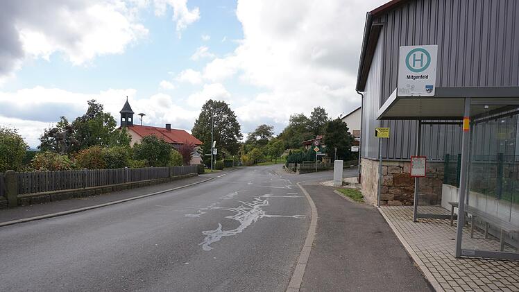 Die Ortsdurchfahrt von Mitgenfeld ist eine Kreisstraße. Die Oberflächenerneuerung soll noch in diesem Jahr durch den Landkreis erfolgen.