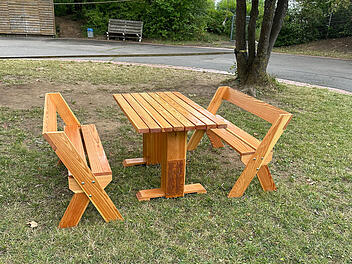 W&uuml;rzburg: Sch&uuml;ler zimmern Holzb&auml;nke f&uuml;r ihren Pausenhof - Projekt unterst&uuml;tzt Berufsorientierung