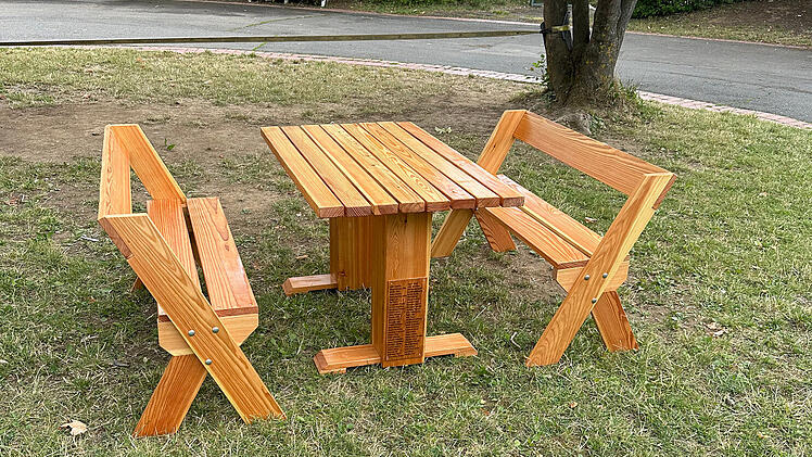 W&uuml;rzburg: Sch&uuml;ler zimmern Holzb&auml;nke f&uuml;r ihren Pausenhof - Projekt unterst&uuml;tzt Berufsorientierung