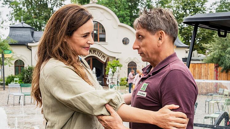 Es war eine überraschende Serien- und Zoo-Rückkehr für Tierärztin Dr. Mertens (Elisabeth Lanz): Wegen des großen Publikumserfolges mit Staffel sieben wurde die ARD-Serie doch fortgesetzt. Darüber freut sich auch Langzeit-Tierpfleger Conny Weidner (Thorsten Wolf).