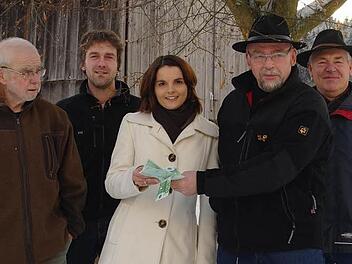Die "Schulströsser" überreichen Cora Werner symbolisch 1000 Euro für die Regenbogen-Station an der Würzburger Universitätsklinik (von links): Horst Wirth, Bürgermeister Jochen Vogel, Cora Werner, Bernhard Kretz und Jürgen Heeschen.  Foto: Stephanie Elm
