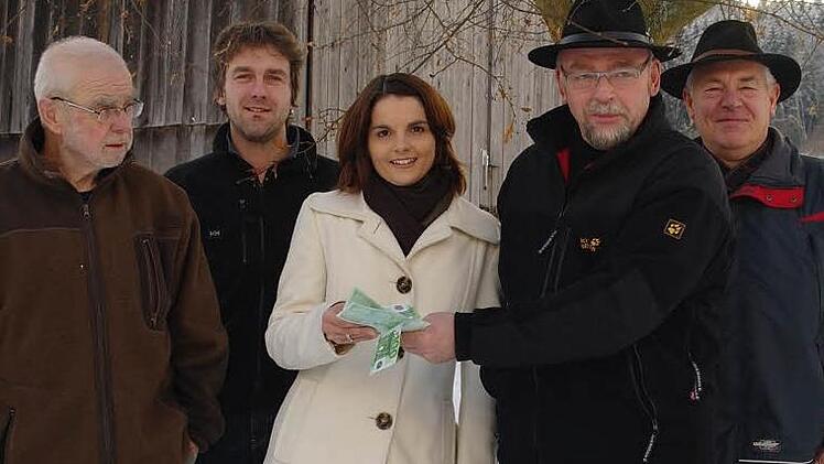 Die "Schulströsser" überreichen Cora Werner symbolisch 1000 Euro für die Regenbogen-Station an der Würzburger Universitätsklinik (von links): Horst Wirth, Bürgermeister Jochen Vogel, Cora Werner, Bernhard Kretz und Jürgen Heeschen.  Foto: Stephanie Elm