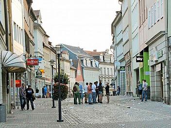 Der Steinweg am Samstagmorgen um 6 Uhr während des Sambafestes 2013: Die letzten Gäste gehen gerade heim. Zwar ist die Situation nicht jedes Wochenende so extrem, aber es kann jede Nacht bis um 5 Uhr gefeiert werden - oft zum Leidwesen der Anwohner. Foto: Simone Bastian/CT-Archiv