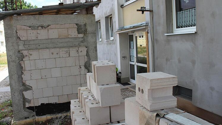 Die Mieter der Wohnblocks in der Höchstadter St.-Georg-Straße leben seit bald zwei Jahren auf einer Baustelle. Foto: Andreas Dorsch