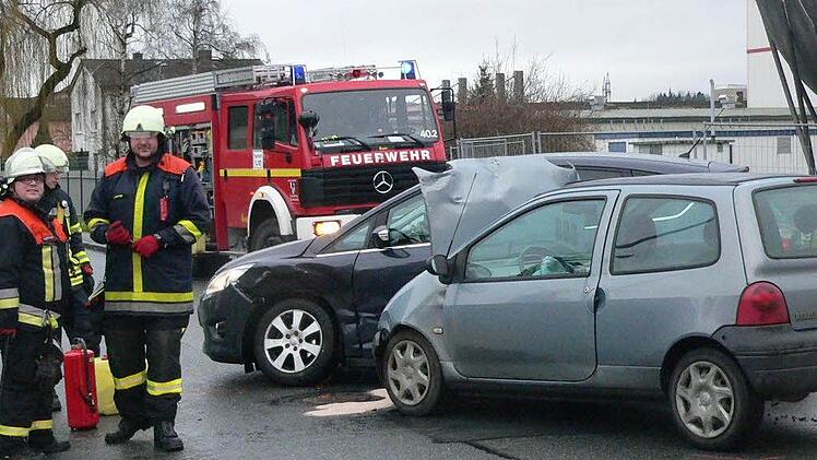 Ein schwerer Unfall mit drei Verletzten und 12 000 Euro Schaden ereignete sich Donnerstagnachmittag am Goldenen Feld. Dabei missachtete die Ford-Fahrerin die Vorfahrt eines Renault Twingo.  Foto: privat