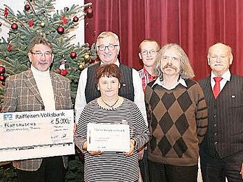 Das Bild von der Spendenübergabe zeigt (von links vorne) Kirchenpfleger Helmut Müller, Gertrud Völk (Back- und Strickfrauen), Pater Helmut Haagen und Georg Wolf (Dirigent Eisenbahnsinggruppe Frohsinn) sowie hinten von links Klaus Scherer (Vorsitzender Eisenbahnsinggruppe) und Martin Prechtl (Förderverein Jugendzentrum) Foto: K.- H. Hofmann