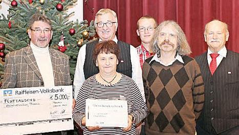 Das Bild von der Spendenübergabe zeigt (von links vorne) Kirchenpfleger Helmut Müller, Gertrud Völk (Back- und Strickfrauen), Pater Helmut Haagen und Georg Wolf (Dirigent Eisenbahnsinggruppe Frohsinn) sowie hinten von links Klaus Scherer (Vorsitzender Eisenbahnsinggruppe) und Martin Prechtl (Förderverein Jugendzentrum) Foto: K.- H. Hofmann