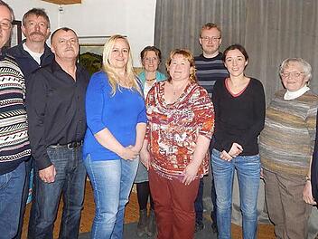 Die neue Vorsitzende Martina Engel (Vierte von links) mit ihrem Vorstandsteam sowie Bürgermeister Harald Hübner (rechts) und der Gruppenvorsitzenden Berthilde Zapf (links daneben). Fotos: Horst Wunner