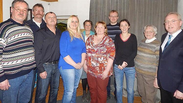 Die neue Vorsitzende Martina Engel (Vierte von links) mit ihrem Vorstandsteam sowie Bürgermeister Harald Hübner (rechts) und der Gruppenvorsitzenden Berthilde Zapf (links daneben). Fotos: Horst Wunner
