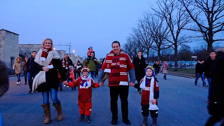 Melanie, Anton, Carsten und Jakob auf dem Weg ins Stadion