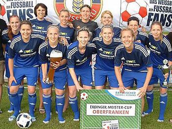 Ausgelassene Stimmung und Freude herrschte bei den Damen des Schwabthalers SV und ihrem Betreuer nach dem Gewinn des Erdinger Meistercups in Oberfranken. Mit im Bild Eventleiter Philipp Herold (links) von der Erdinger Weißbräu.