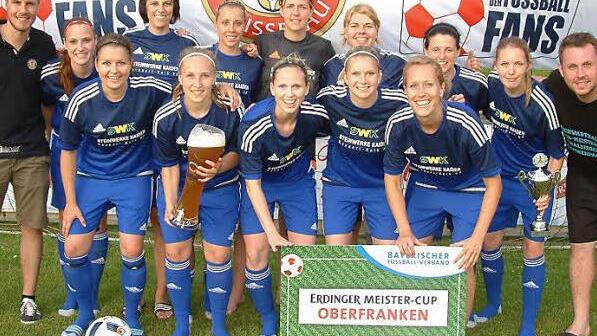 Ausgelassene Stimmung und Freude herrschte bei den Damen des Schwabthalers SV und ihrem Betreuer nach dem Gewinn des Erdinger Meistercups in Oberfranken. Mit im Bild Eventleiter Philipp Herold (links) von der Erdinger Weißbräu.