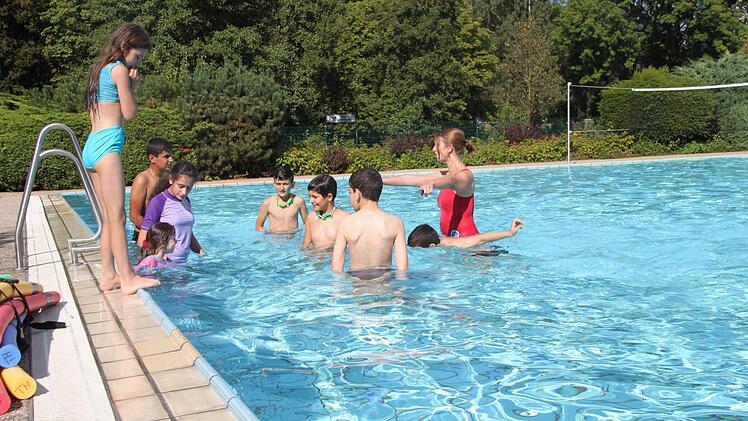 Schwimmkurs für Flüchtlingskinder im Kulmbacher Freibad Foto: Dagmar Besand