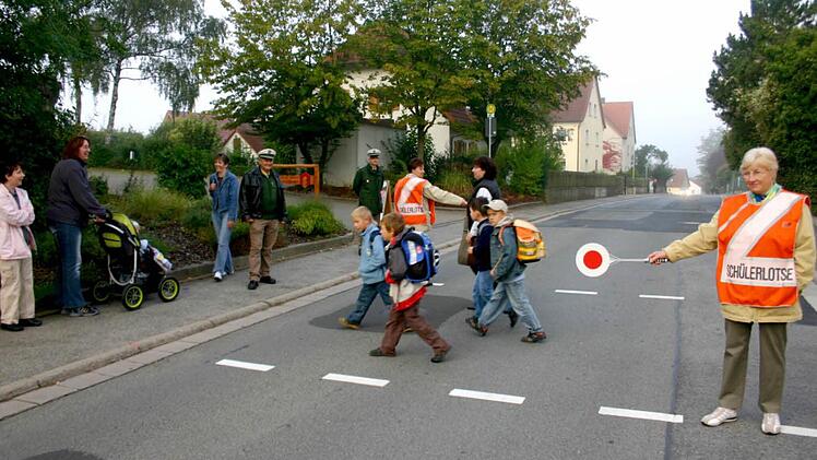 2007, als die Grundschule ins Akademiegebäude eingezogen war, war ein sicheres Queren der Gleusdorfer Straße möglich gewesen. Archivfoto: Ralf Kestel