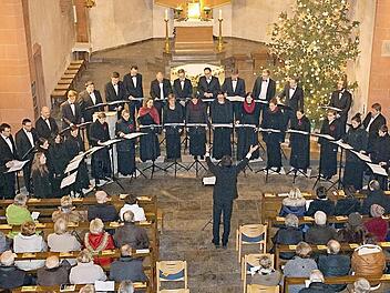 Stehende Ovationen gab es für das Vokalensemble "Cantabile Regensburg" mit seinem Leiter Professor Matthias Beckert beim Neujahrskonzert in der Stadtpfarrkirche in Haßfurt.