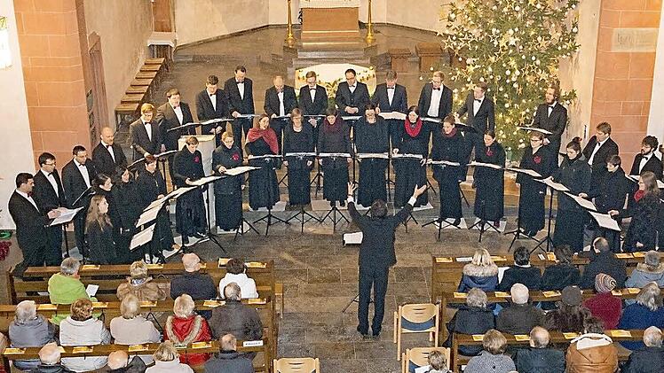 Stehende Ovationen gab es für das Vokalensemble "Cantabile Regensburg" mit seinem Leiter Professor Matthias Beckert beim Neujahrskonzert in der Stadtpfarrkirche in Haßfurt.