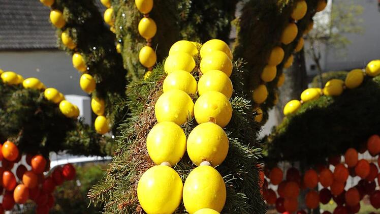 Der fertig geschmückte Osterbrunnen in Lauf (Gemeinde Zapfendorf). Foto: Matthias Hoch