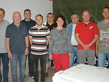 Beim Tischtennis-Kreistag wurden die Meister ausgezeichnet: (von links) Gerhard Wachter (FC Nordhalben), Wolfgang Weidner (SG Neuses), Hans-Jürgen Martin (TSV Teuschnitz), Tobias Gebhardt (FC Wacker Haig), Thomas Feick (TTC Au), Simone Kirchner (TV Marienroth), Gerhard Hirschner (FC Pressig), Jürgen Barnickel (TV Marienroth) und Markus Fischer-Weiß (TVE Gehülz). Fotos: Hans Franz