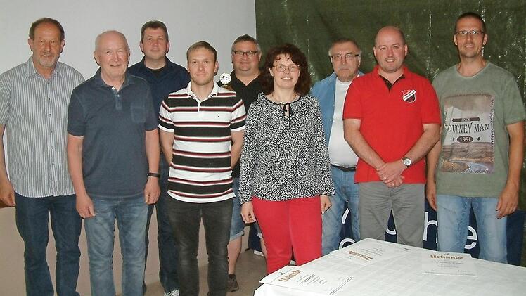 Beim Tischtennis-Kreistag wurden die Meister ausgezeichnet: (von links) Gerhard Wachter (FC Nordhalben), Wolfgang Weidner (SG Neuses), Hans-Jürgen Martin (TSV Teuschnitz), Tobias Gebhardt (FC Wacker Haig), Thomas Feick (TTC Au), Simone Kirchner (TV Marienroth), Gerhard Hirschner (FC Pressig), Jürgen Barnickel (TV Marienroth) und Markus Fischer-Weiß (TVE Gehülz). Fotos: Hans Franz